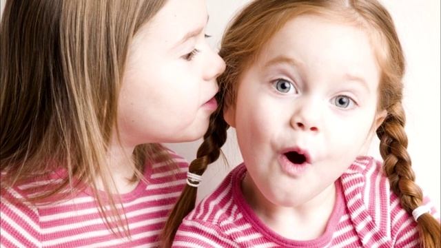 Девочка рисует Дом