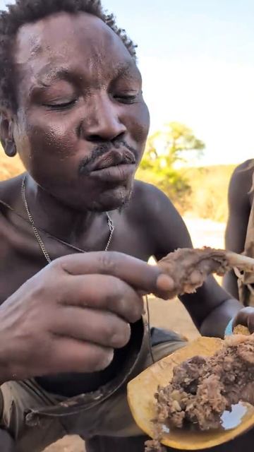 Жители племени собрались у костра, мясной бульон и мясо готово