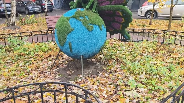 КРАСОТА ВО ДВОРЕ ДОМА В ПИТЕРЕ . ОСЕНЬ 2025г