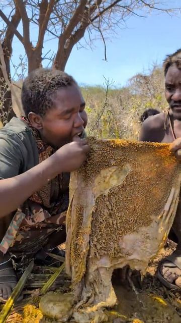 Женщина не удержалась и попробовала деликатес племени бушменов
