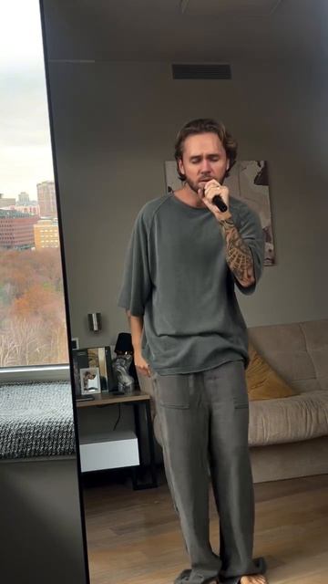 Между репетициями с музыкантами пробегаюсь по материалу дома)). Это один из новых треков «100%»