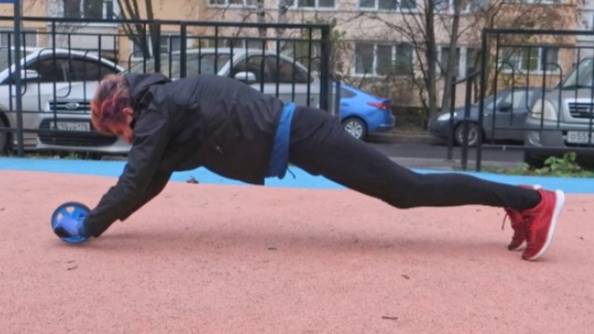 Тренировка на гимнастическом ролике