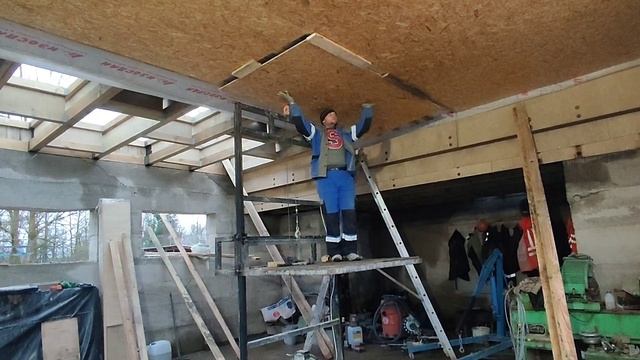 Монтаж OSB 3-9мм на потолок в одно лицо.