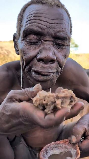 Вождь племени Шагебе приготовил мясной бульон пробует на вкус