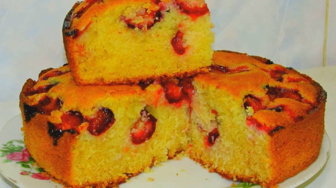 Сливовый пирог.Тесто нежное, просто тает во рту.