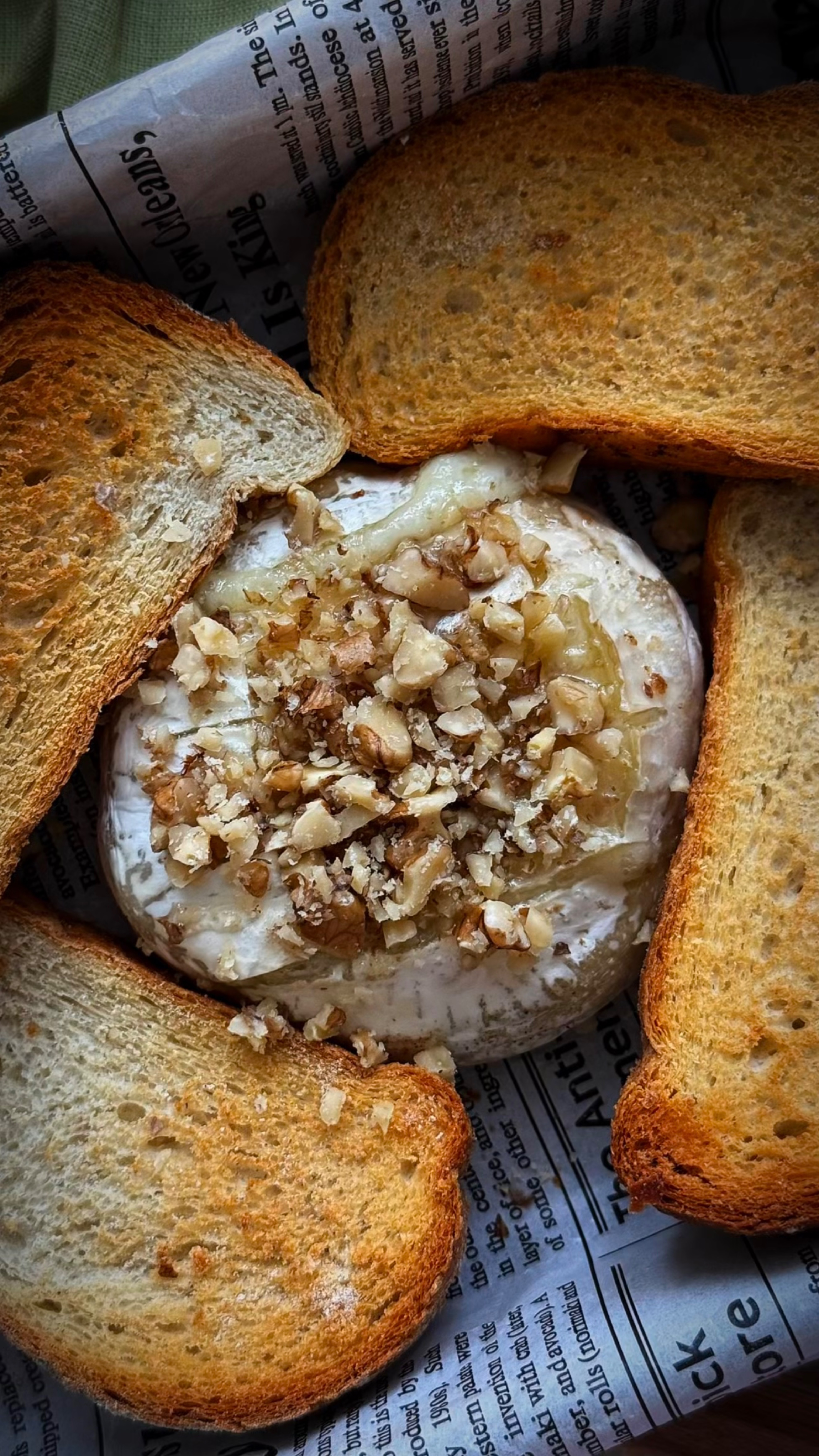 Запечённый сыр бри с мёдом и орехами🤤✨Идеальная закуска для сырных тарелок🫶🏻
