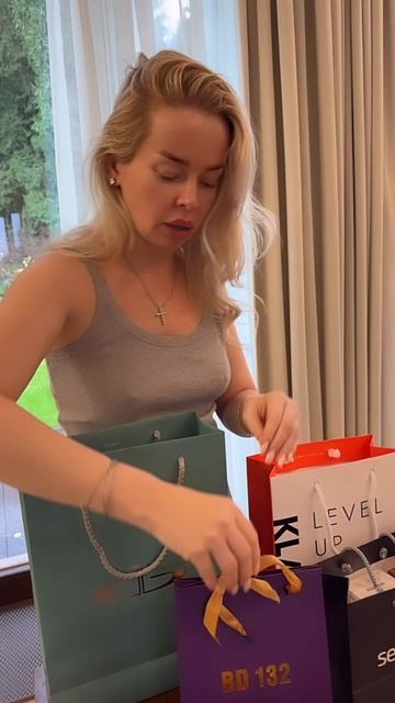 Интересно вам такое?) Как выглядят спонсорские подарки артистам после съемок ✊🏻🙌🏻 Елена Князева