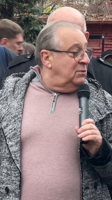 Геннадий Хазанов с ведром пришёл на открытие памятника на могиле Александра Ширвиндта