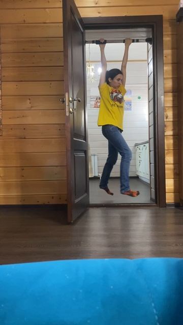 Помогаю турником себе