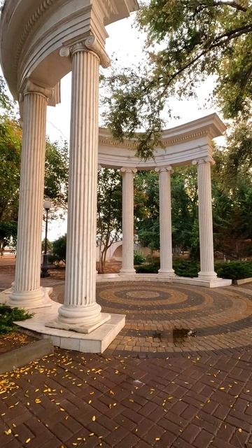 Вечерняя атмосфера старого города Евпатории. Бархатный сезон 2025 в Крыму продолжается