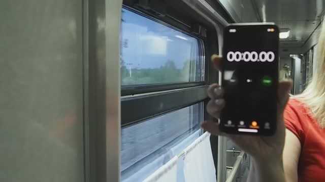 Как определить скорость движения в поезде.