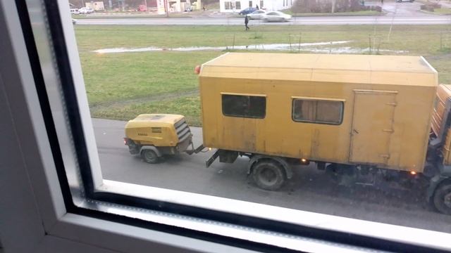 крутая большая интересная машина с чем-то с зади