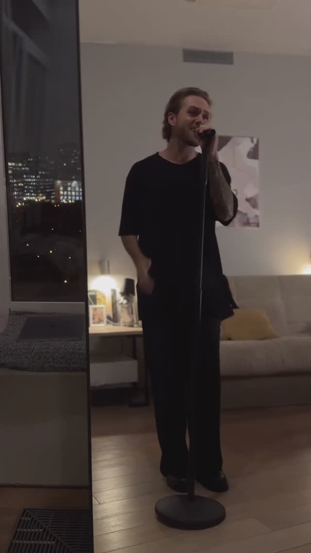 Продолжаю в свободные часы репетировать ещё и дома! Жду всех на концерт 14.11! Билеты в шапке!