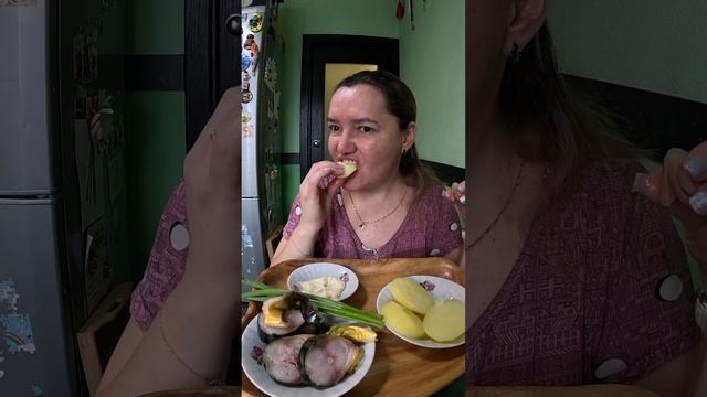Скумбрия холодного копчения, картошка вареная. Мукбанг. Еда домашняя.