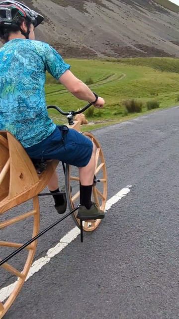 Необычная технология езды на деревянном велосипеде