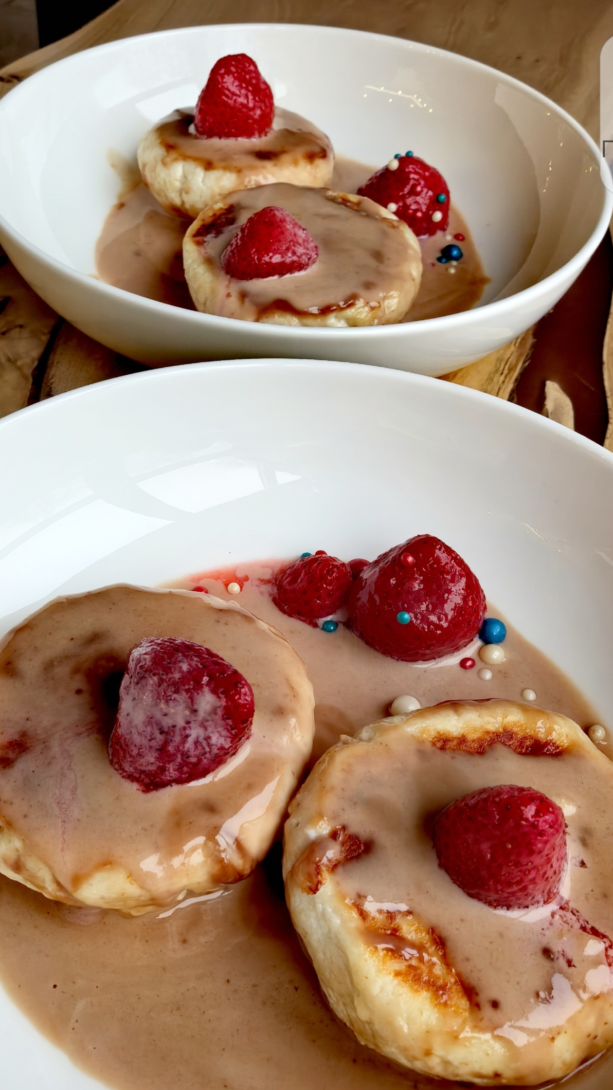 Ммм.. как вкусно Сырники в шоколадно- кокосовом соусе!