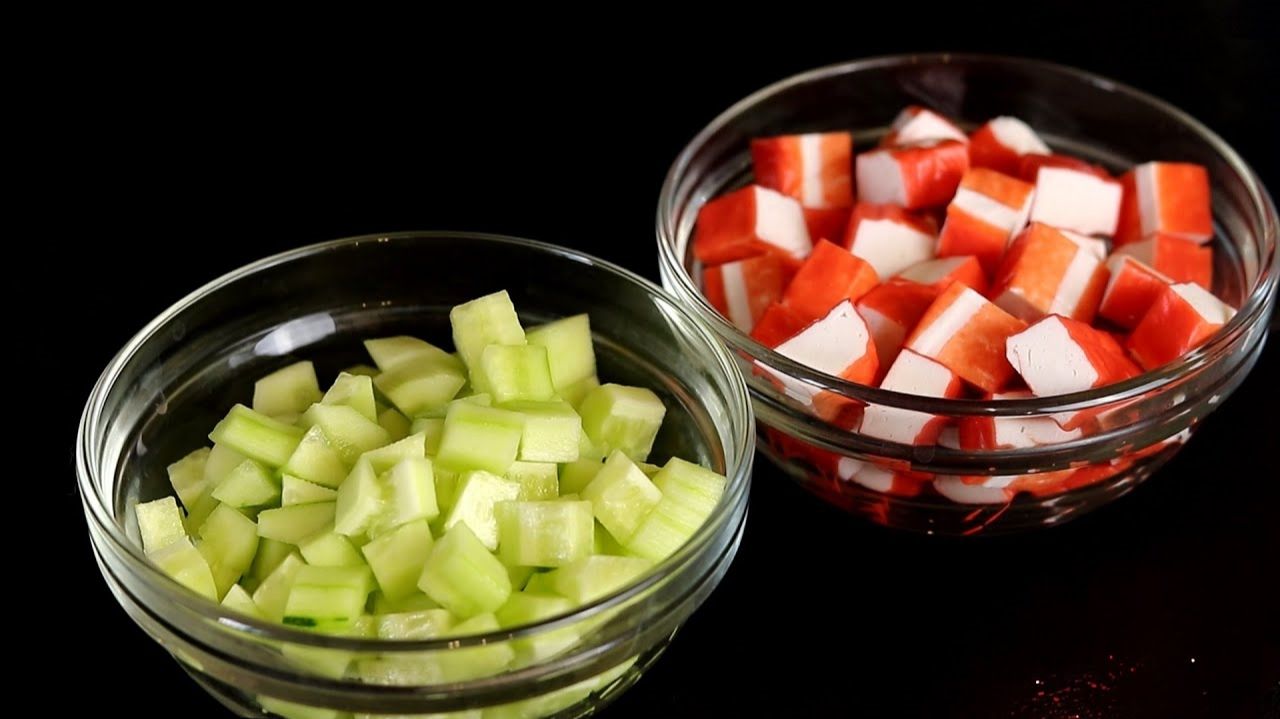 Знакомый повар научил ПРАВИЛЬНО готовить салат с КРАБОВЫМИ палочками! Вкуснее чем с кукурузой!