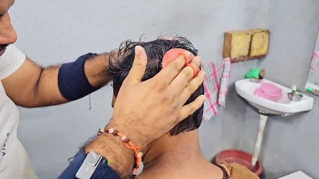 Индийский парикмахер Самбу Гуд делает массаж кожи огнем и расческой.