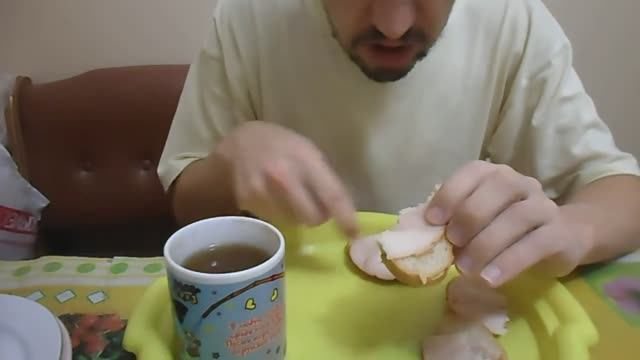 ОБЖОР НА НОЧЬ ГЛЯДЯ РУЛЕТ КУРИНЫЙ К В ( В ФОЛЬГЕ ) ОТ МИКОЯН, С ЗЕЛЕНЫМ ЧАЕМ