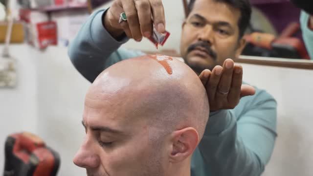 Глубокий расслабляющий массаж головы в тихой индийской парикмахерской