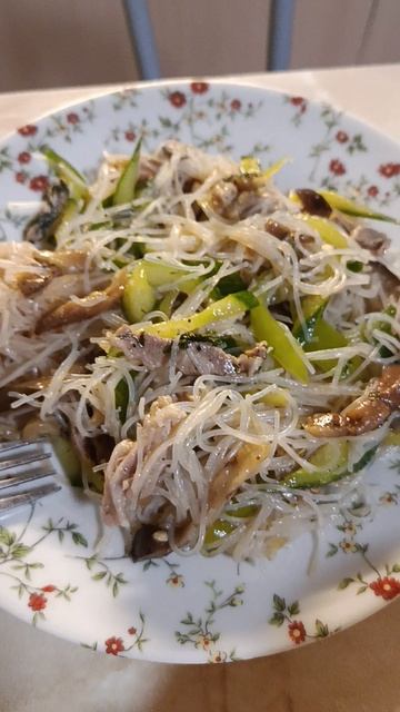 салат фунчоза шурпа из говяжих рёбер самса из слоёного тесто