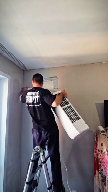 монтаж кондиционера с выводом трассы слева / установка сплит-системы Новосибирск