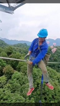 Будничный день высотного электрика