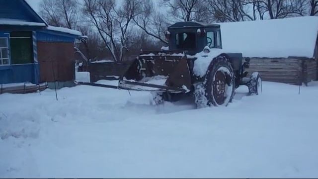 Снятие тюков с прицепа с помощью вил.