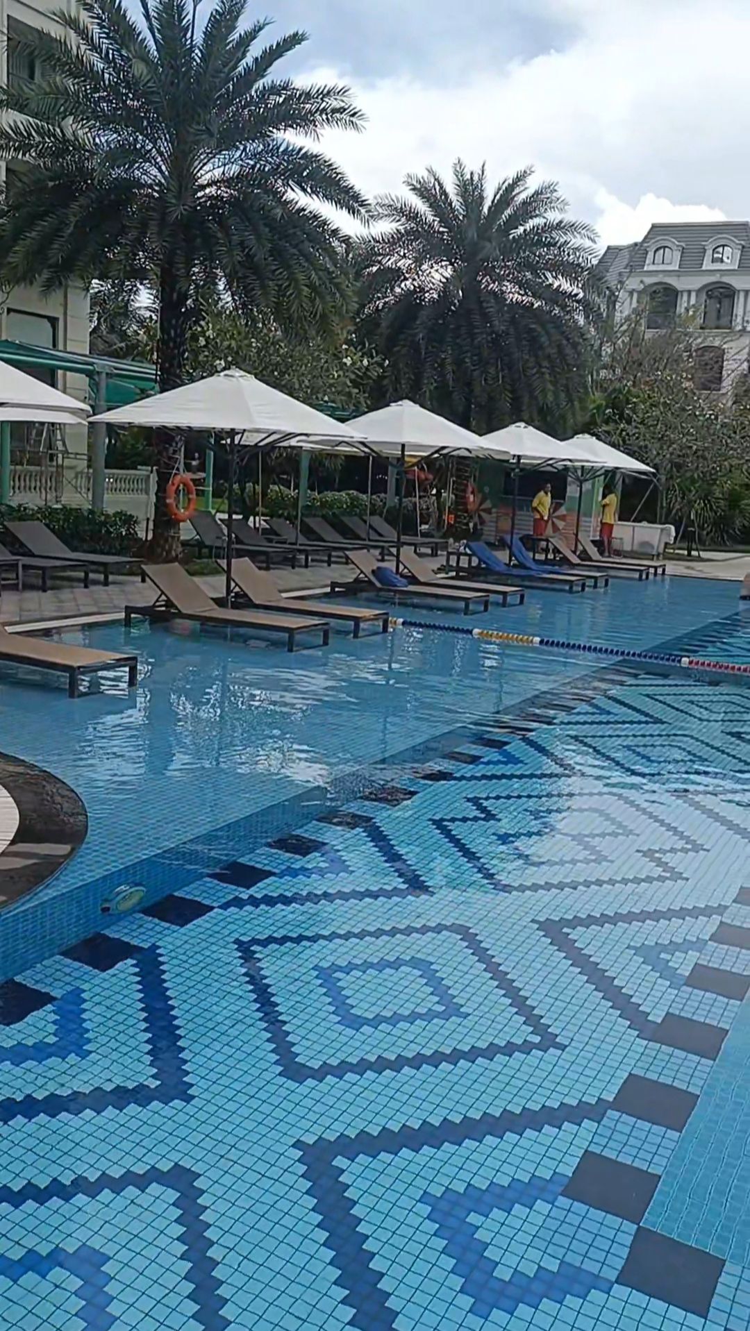 Бассейн отеля Wyndham garden на фукуоке