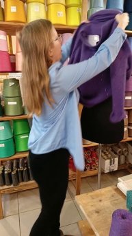 Джемпер из пряжи с пайетками довязала