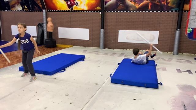 Выполняем вариации кувырков с палкой