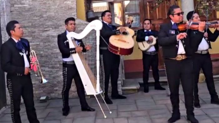 Группа Клуба 7 Вершин в Мексике. С вершины Орисабы нас встретили с мексиканским оркестром.