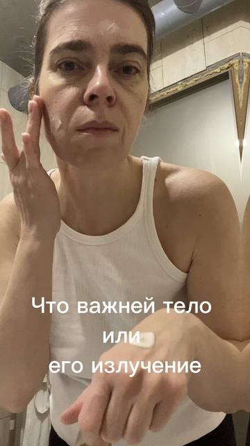 Маски, защиты, тревоги, все скрыто внутри, но воняет. Шик, блеск, красота снаружи, но отталкивает.