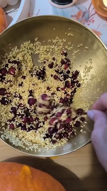 Запечённая тыква с клюквой и брусникой.