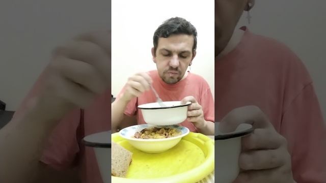 Мукбанг обжор / жареная картошка с колбасой / салат из огурцов с чесноком и майонезом