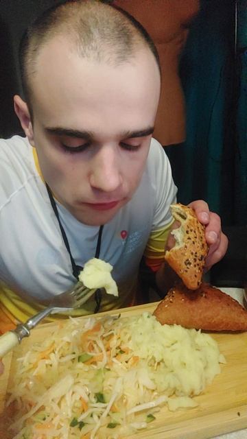 МУКБАНГ ПЮРЕ / САМСА С КУРИЦЕЙ / САЛАТ / ЧАЙ / MUKBANG