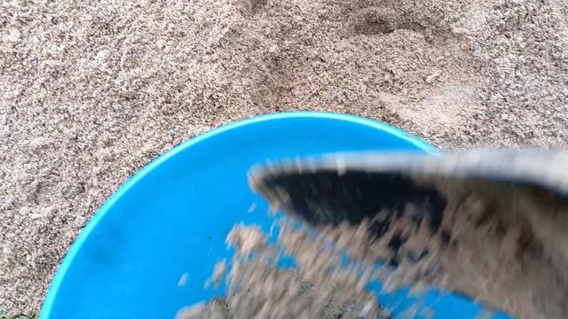 Готовим для курочек песочно - зольную ванну.