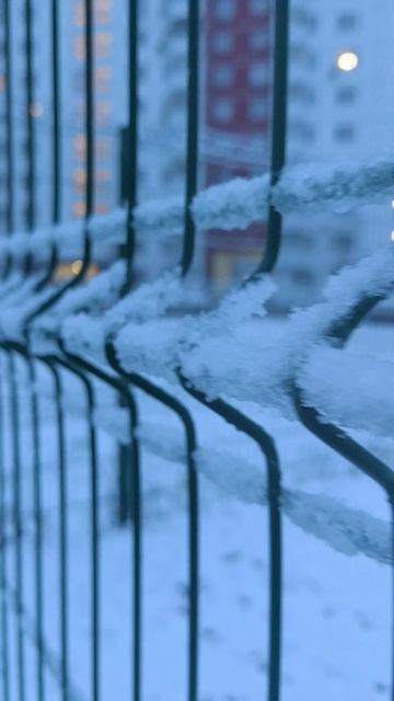 Забор весь в снегу