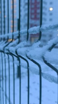 Забор весь в снегу