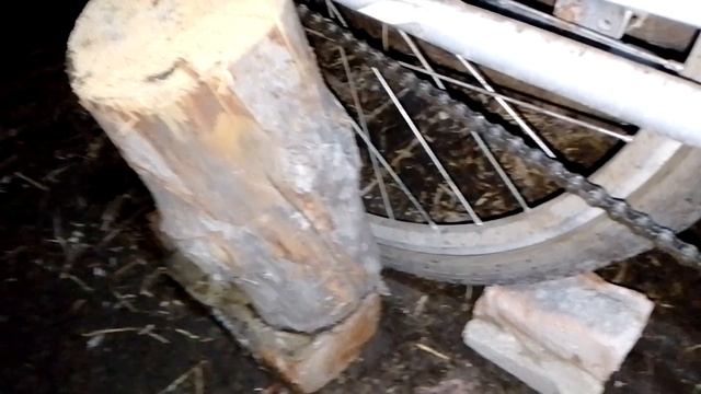 Приподнял велик чтобы покрышка не порепалась 🙂