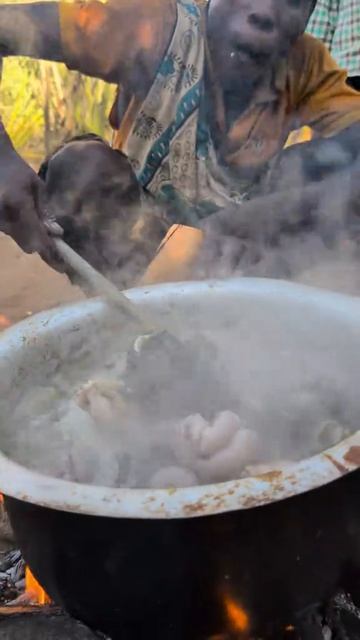 Племя бушменов обожает потроха в супе, любят еду по горячее