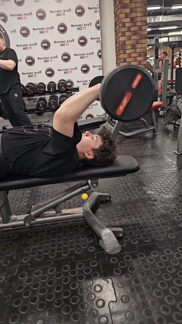 15 летний атлет выполняет французский жим без читинга