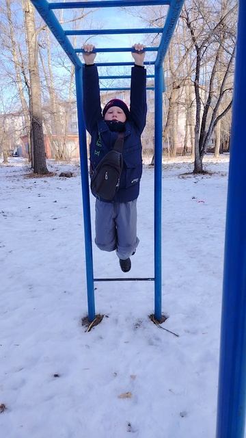 Полоса препятствий 1 часть. Вис на руках