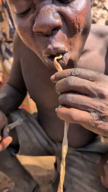 Вот это макаронина спагетти досталась сыну вождя племени