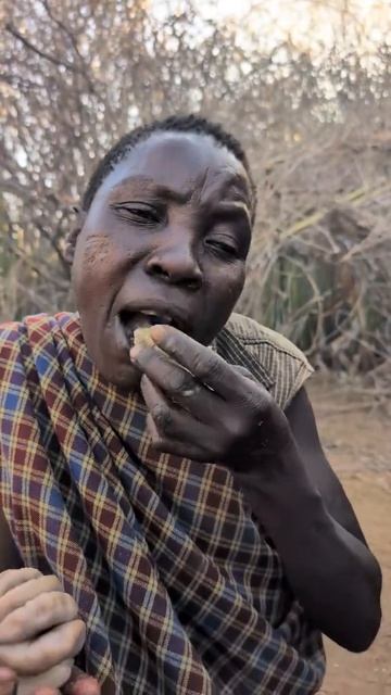 Когда блюдо приготовлено жители племени начинают свою дегустацию