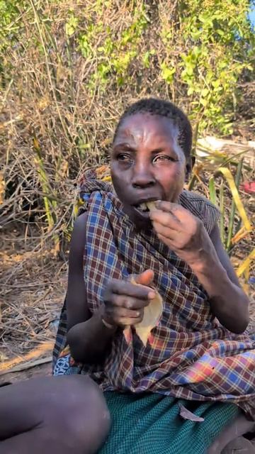 Вождь племени обожает этот вкуснейший плод, но говорит уже без зубов его трудно откусить