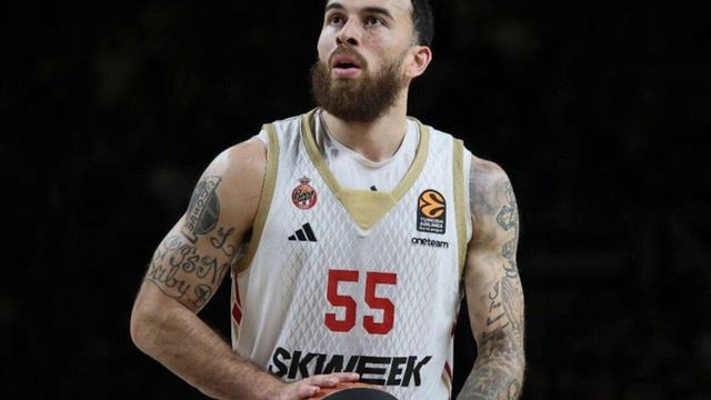 Судьи выгнали Майка Джеймса с площадки, после чего тот высказался в соцсетях