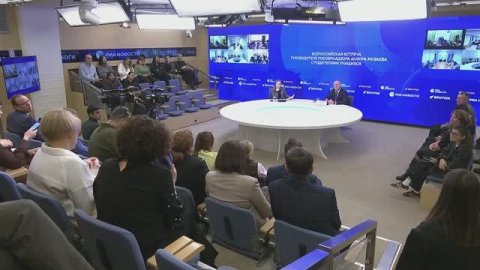 Всероссийская встреча руководителя Рособрнадзора Анзора Музаева с родителями учащихся