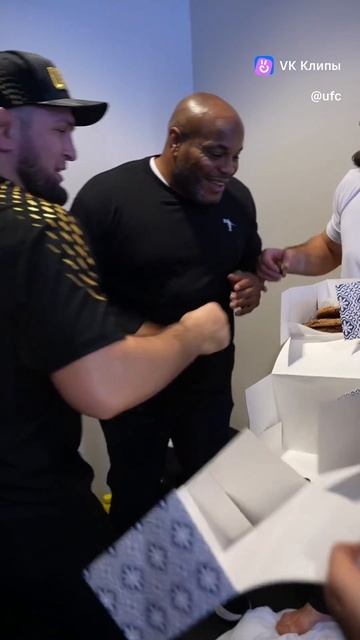 Когда ты двойной чемпион, всё кажется вкуснее.😀🍕