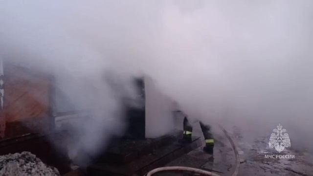 Огнеборцы МЧС России ликвидировали пожар на частном подворье в Свободном